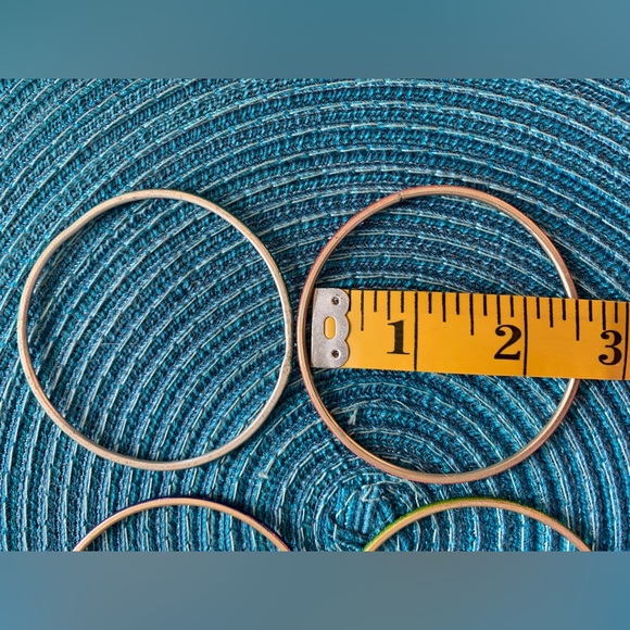 4 multi color bangle bracelets - Picture 5 of 7